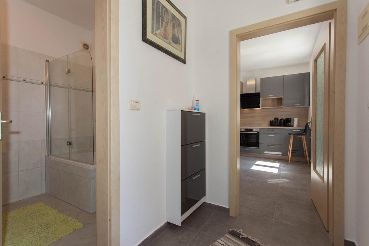 Viridis Apartment Pula Bagian luar foto