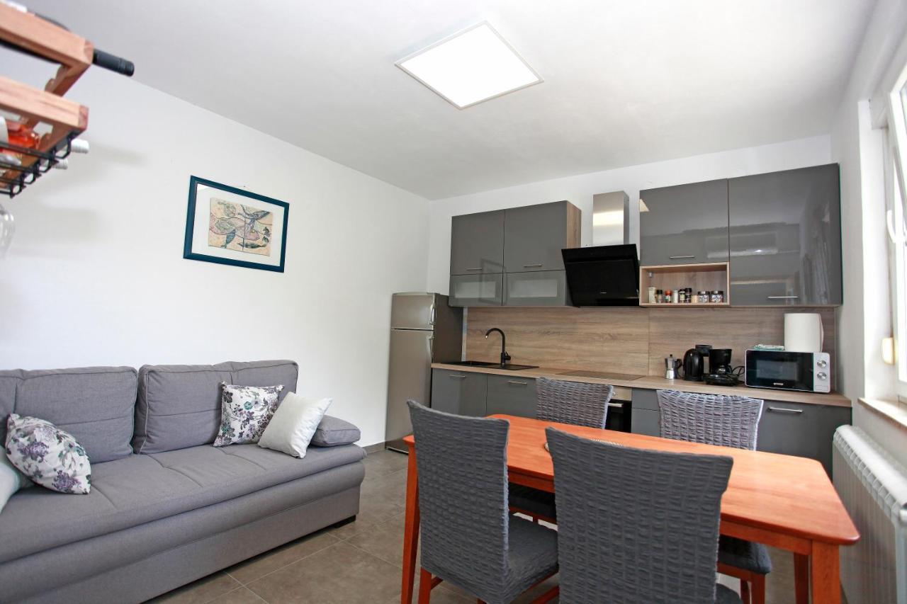 Viridis Apartment Pula Bagian luar foto